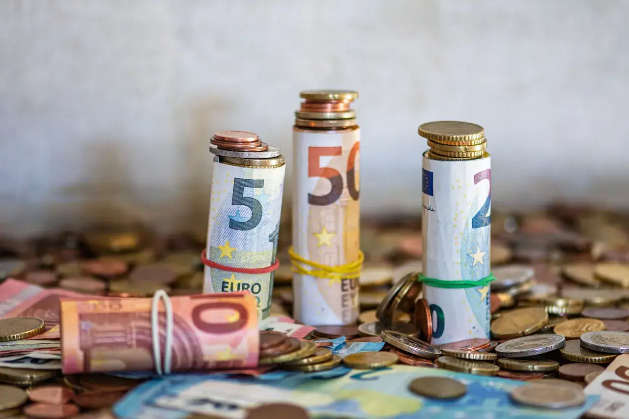 Feltekert eurobankjegyek és érmék az asztalon