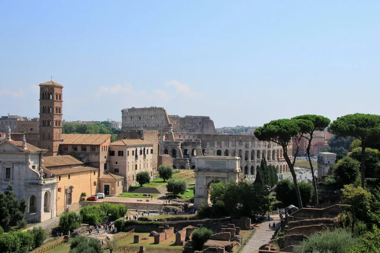 Kilátás a Palatinus-dombról a Colosseumra