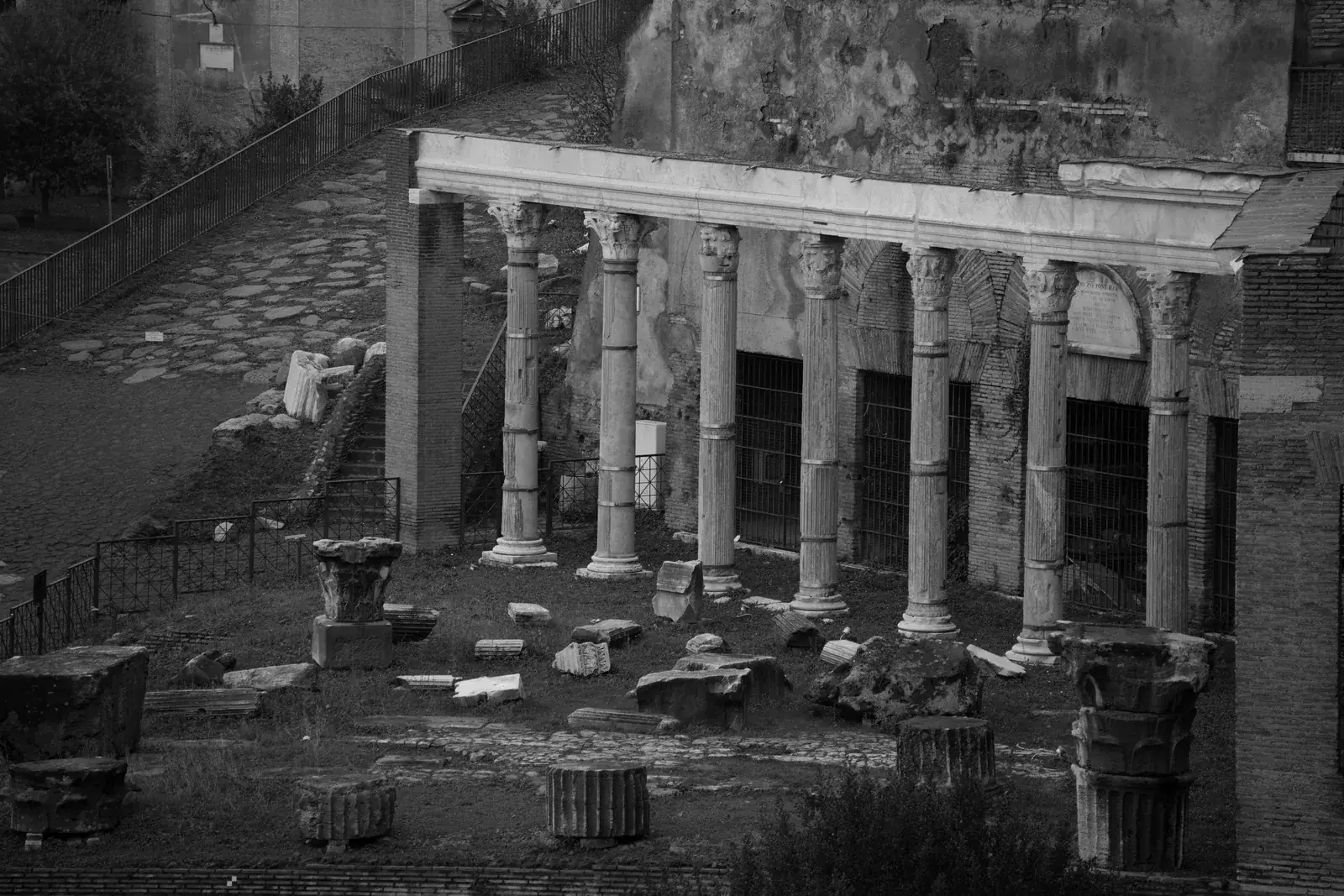 A Forum Romanum oszlopai fekete-fehér felvételen