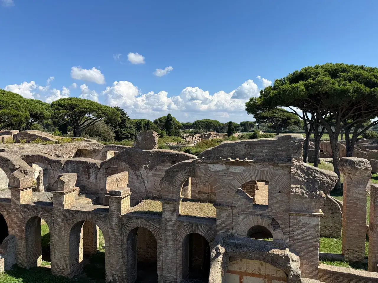 Ostia Antica romjai fák között