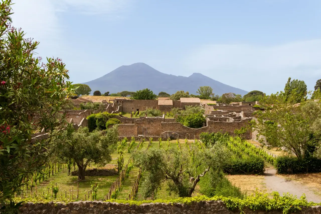 Pompeji romjai a Vezúvval
