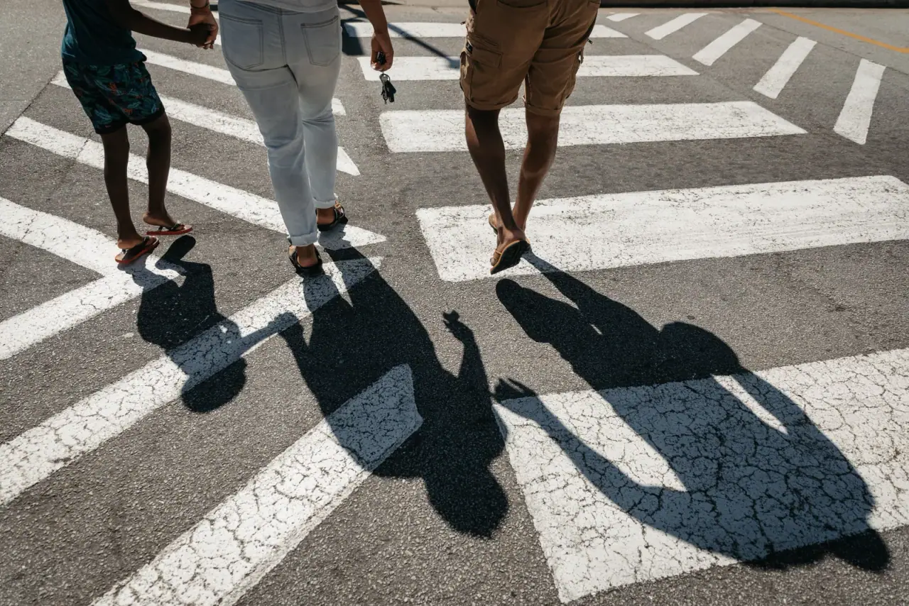 Család gyerekekkel a városban