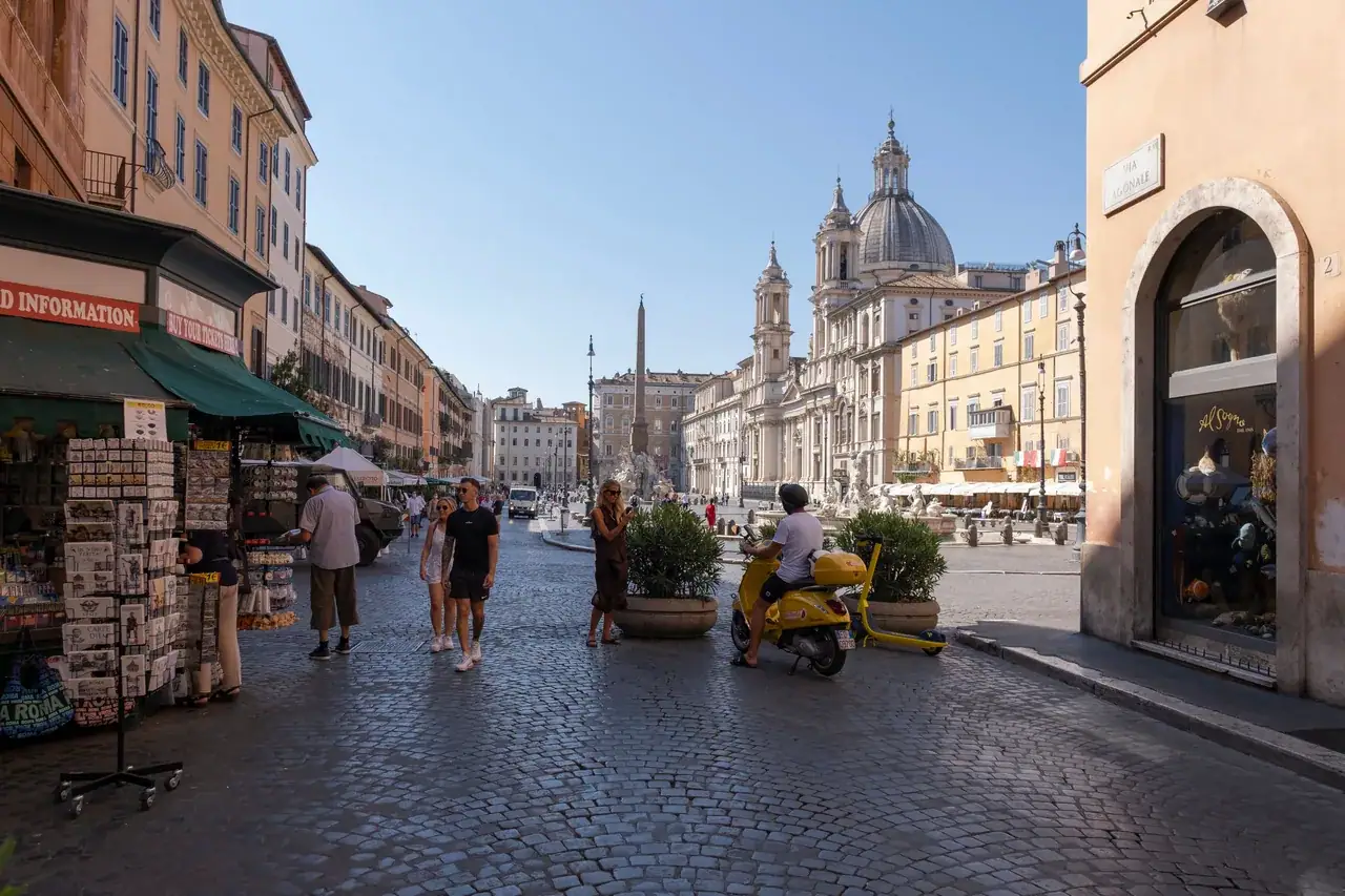 Nyüzsgő nap a Piazza Navonán