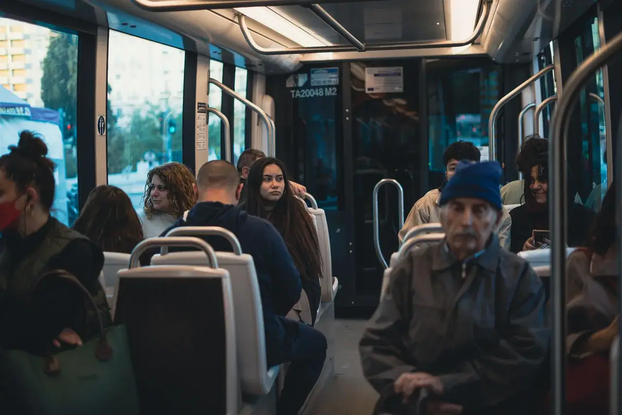 Utasok egy zsúfolt városi buszon
